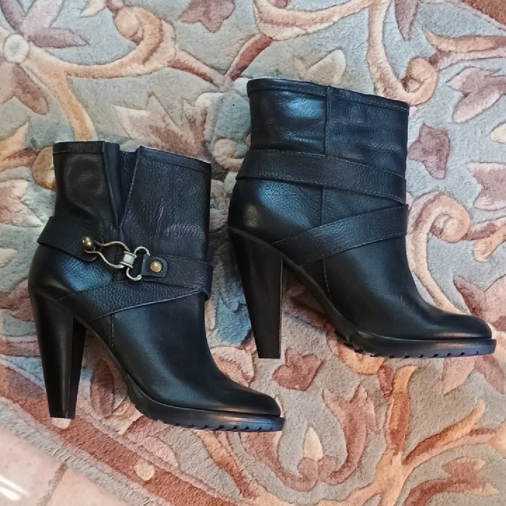 NWOT Black Leather Cynthia Vincent Ankle Boots with Dust Cover - Picture 2 of 15